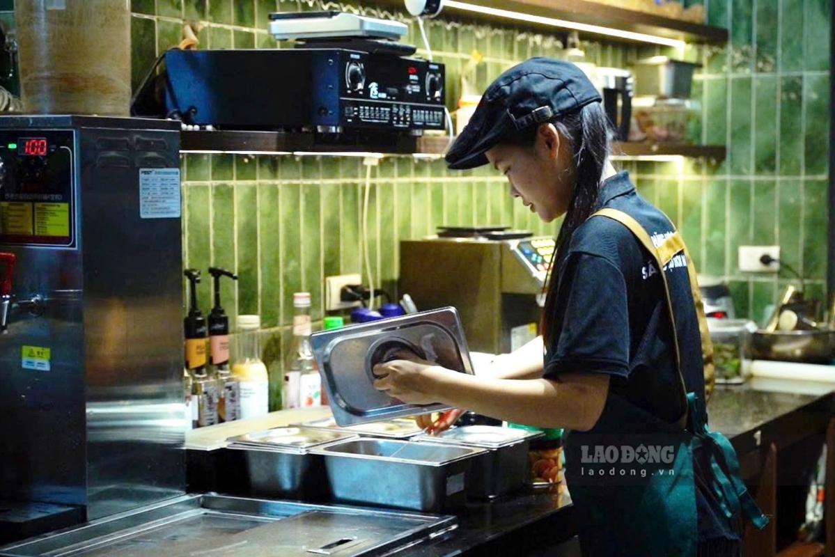 Nhân viên tất bật phục vụ khách hàng xem World Cup. Ảnh: Ngọc Ánh