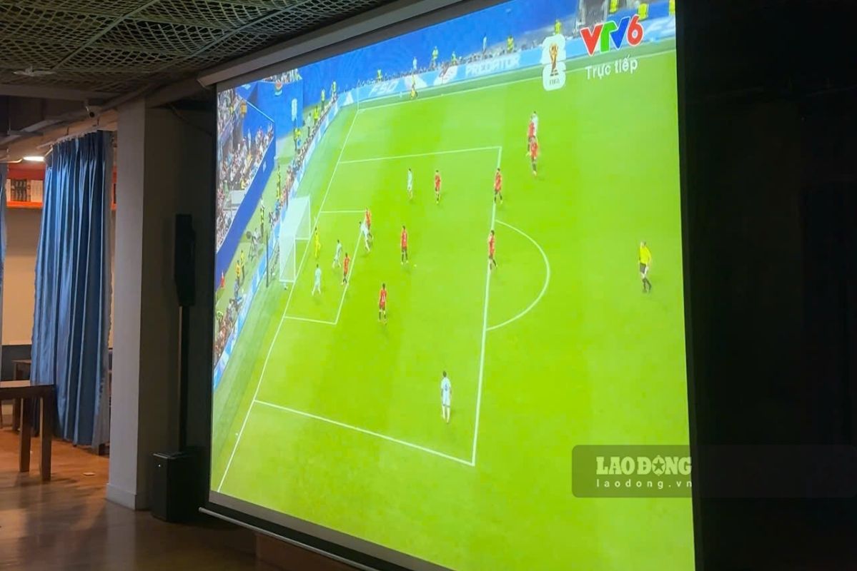 Nhiều quán cà phê đầu tư màn hình cỡ lớn phục vụ người hâm mộ World Cup. Ảnh: Ngọc Ánh