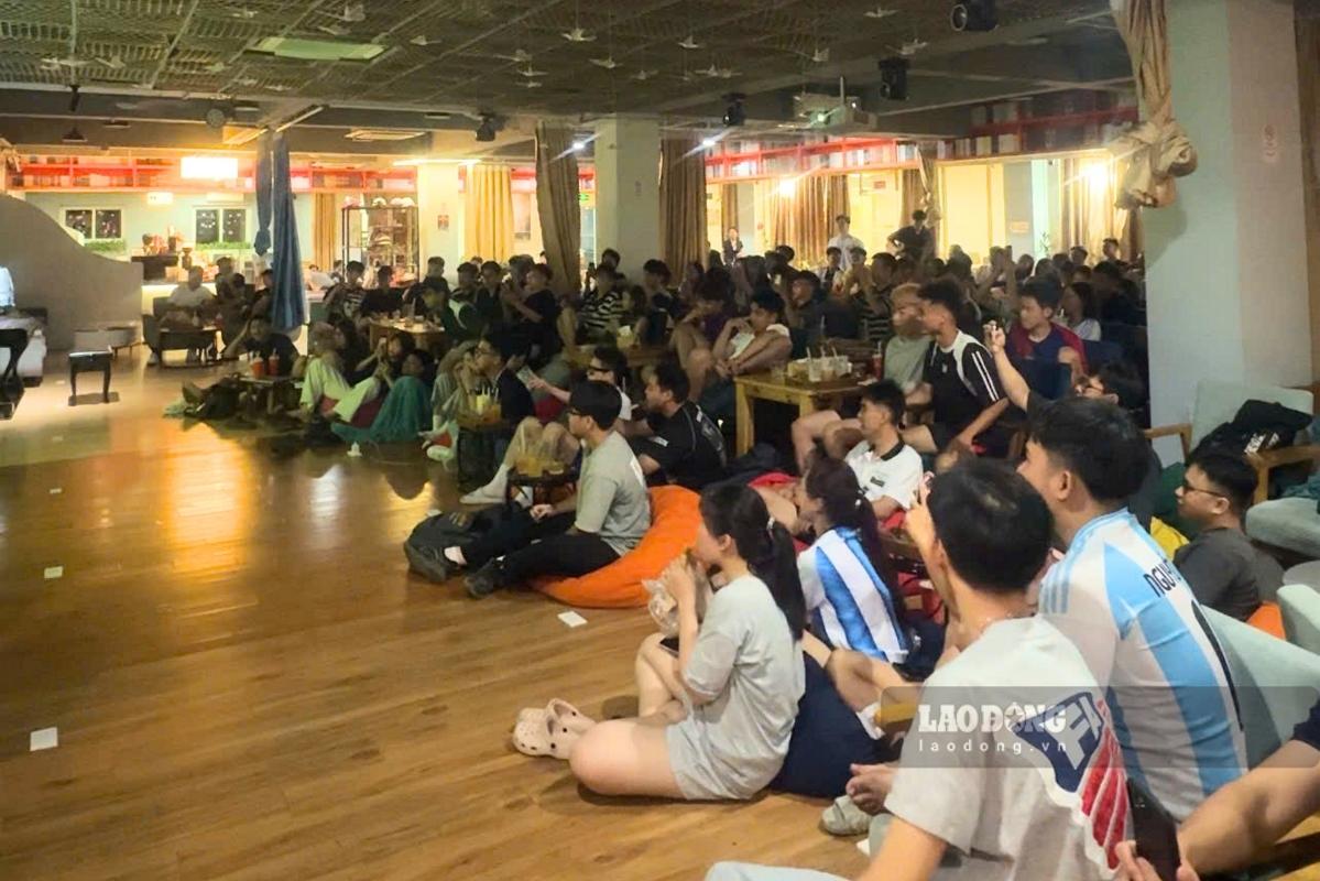 Quán cà phê kín chỗ trong những đêm diễn ra World Cup. Ảnh: Ngọc Ánh