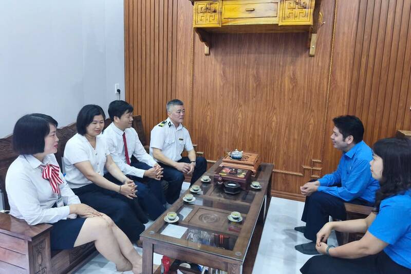 Lãnh đạo Liên đoàn Lao động tỉnh, đại diện Công đoàn cơ sở Công ty Cổ phần Toyota Tây Bắc Sơn La thăm, động viên gia đình đoàn viên có hoàn cảnh khó khăn. Ảnh: Liên đoàn Lao động tỉnh Sơn La