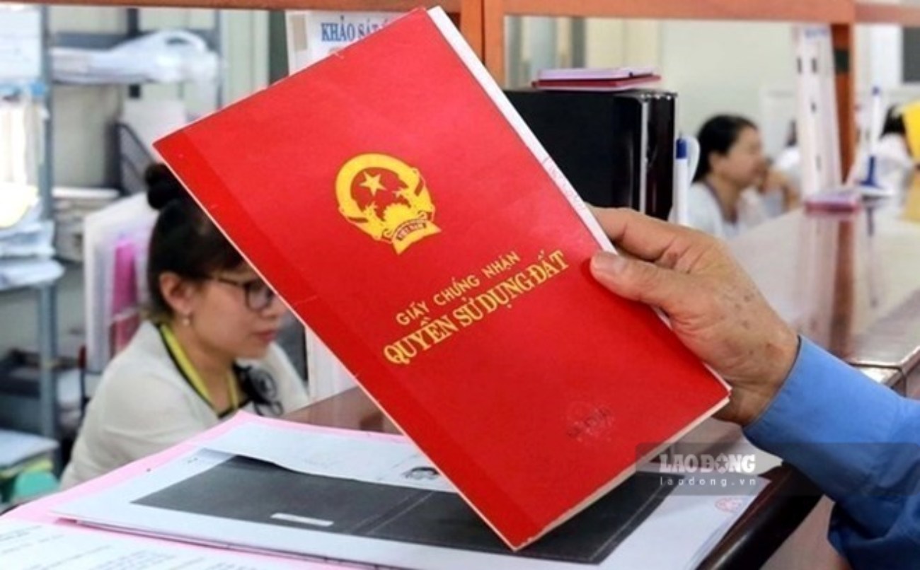 The Ministry of Finance requests localities to electronically link land dossiers, not to generate additional documents outside regulations when carrying out procedures related to land use right certificates. Photo: Phan Anh
