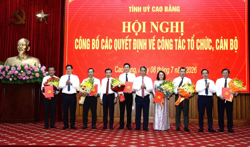 The Standing Committee of the Provincial Party Committee awarded decisions on personnel work. Photo: Vinh Thuan/Cao Bang Newspaper and Radio and Television