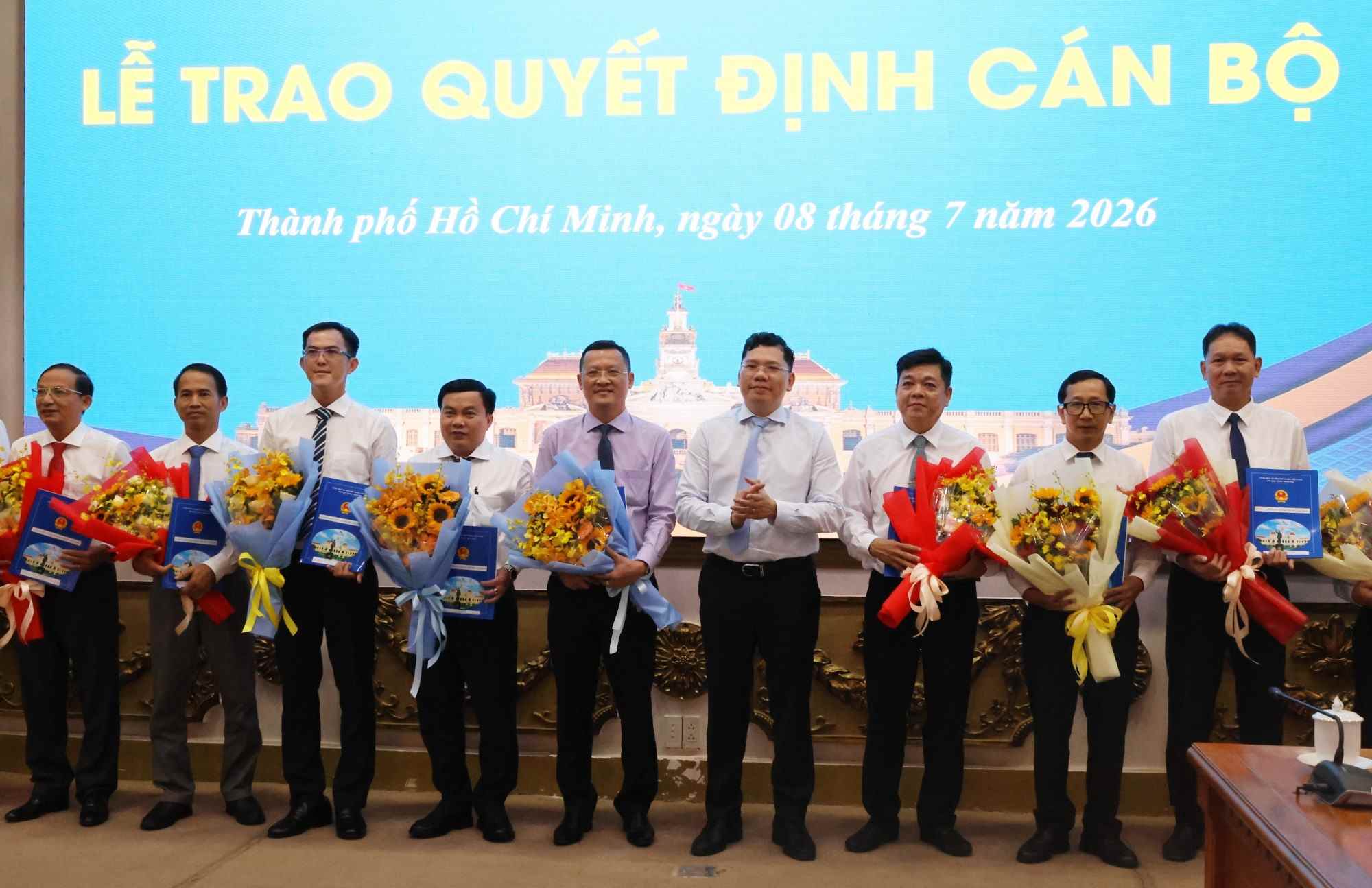 Vice Chairman of Ho Chi Minh City People's Committee Hoang Nguyen Dinh presents decisions to officials receiving new assignments. Photo source: Ho Chi Minh City e-Portal