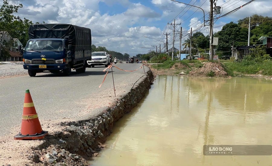 Deep hole right at the edge of the road, posing a potential safety risk. Photo: Dinh Trong