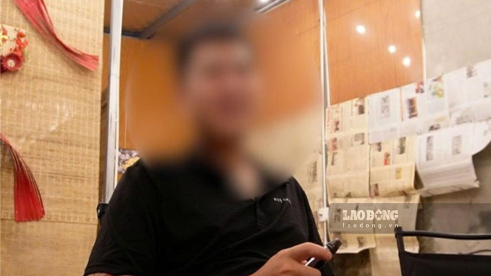 Young people still secretly use e-cigarettes even though they are banned. Photo: Huyen Anh