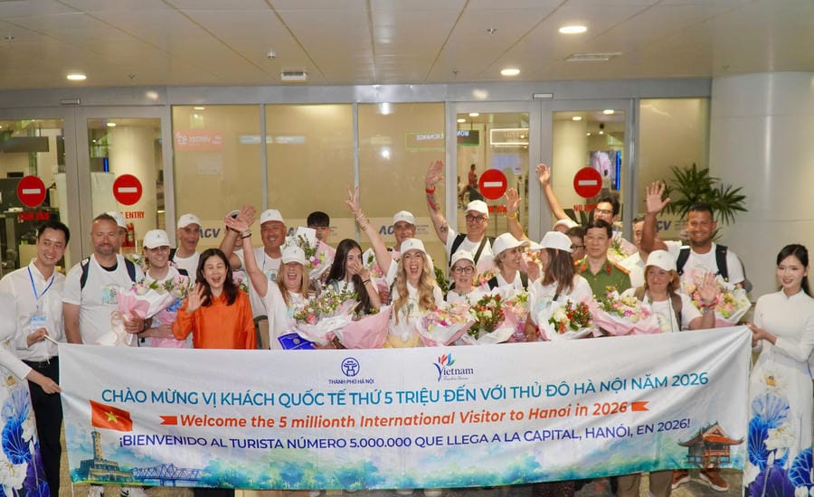 The Spanish delegation was warmly welcomed when arriving at Noi Bai airport on July 7. This is the delegation with the 5 millionth international visitor to Hanoi in 2026. Photo: Minh Chinh