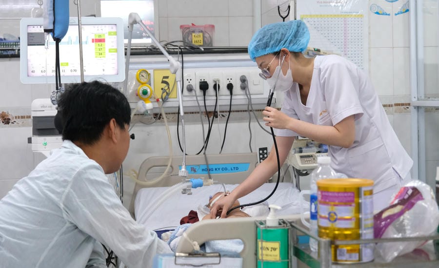 Medical staff examine patients. Photo: Phong Linh