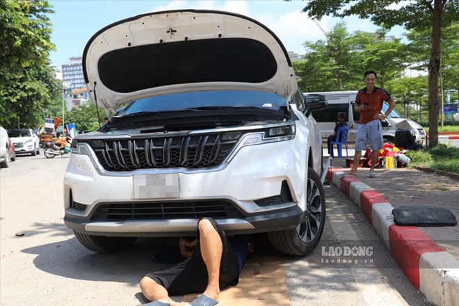 Many old cars that have crashed have been finely repaired, so buyers need to carefully check the frame before deciding. Photo: Phuong An