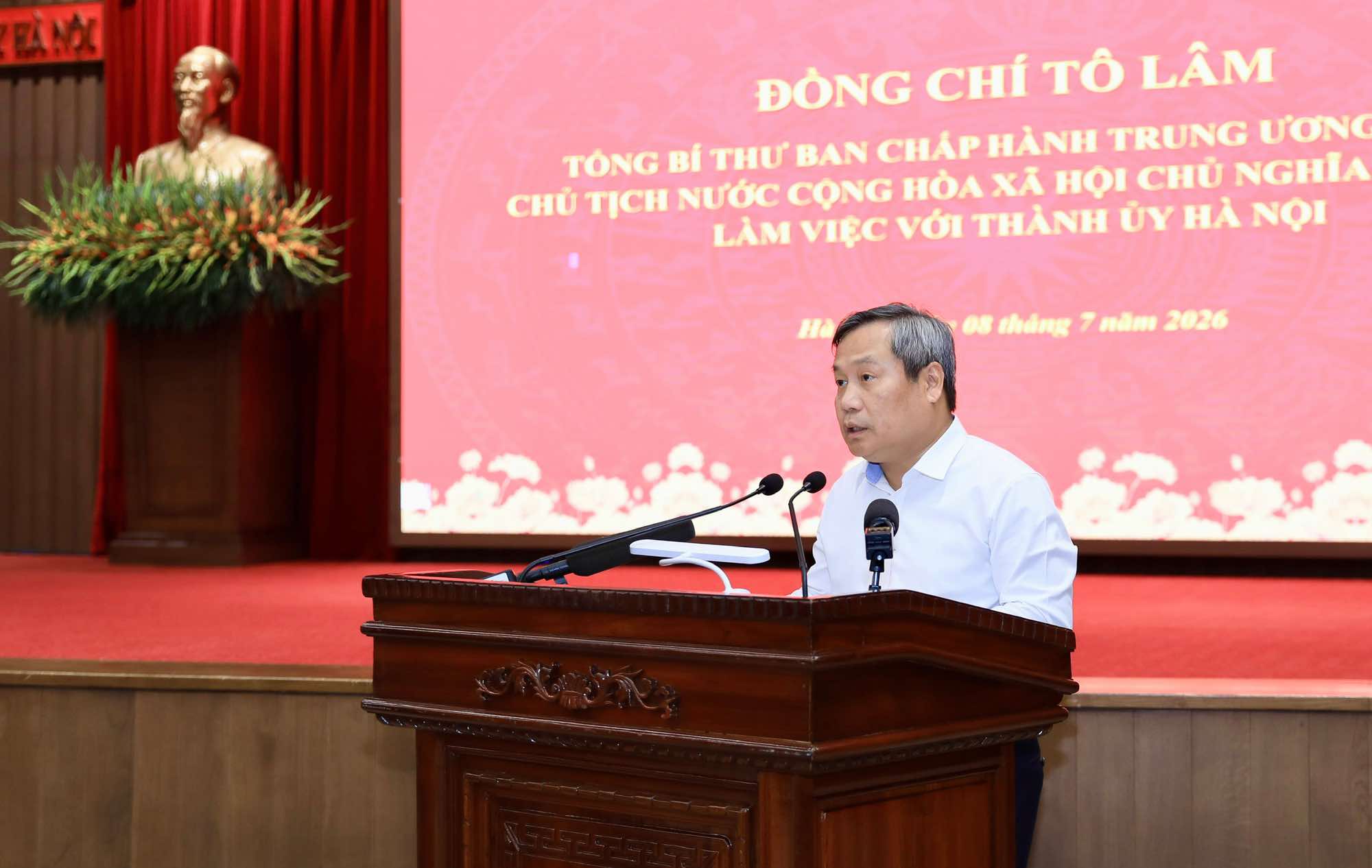 Chủ tịch UBND TP Hà Nội Vũ Đại Thắng báo cáo tại buổi làm việc. Ảnh: UBND TP Hà Nội