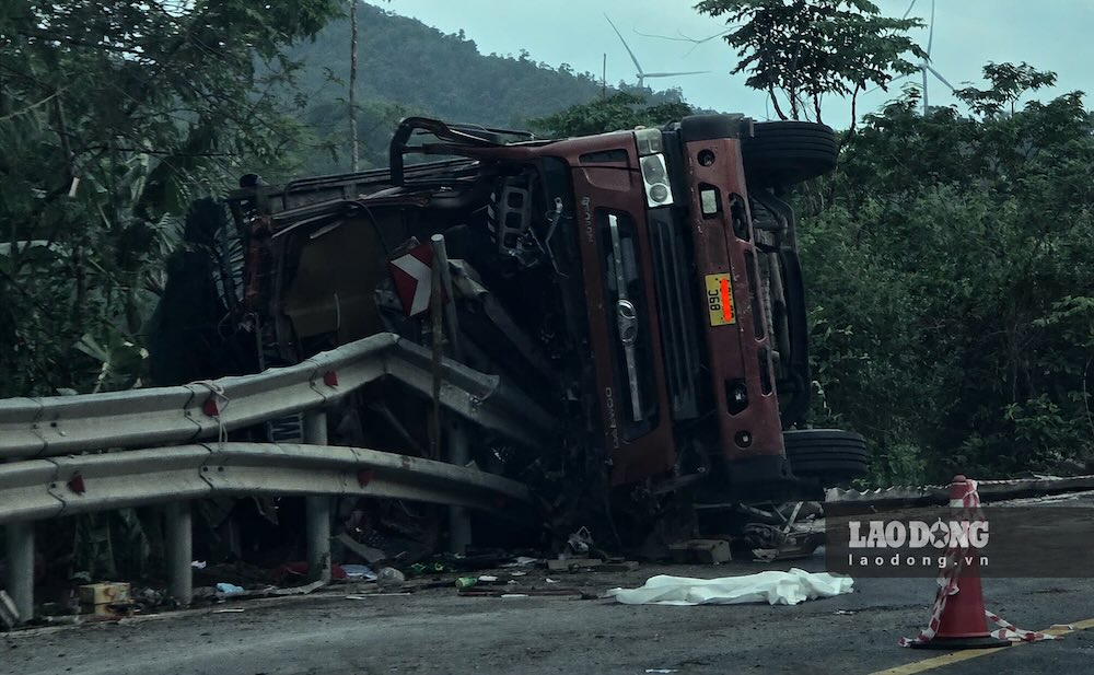 トラックが制御不能になり、道路脇のガードレールに衝突。写真:フン・トー