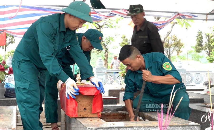 Task force taking martyr remains samples for DNA testing at Viet Hung Martyrs Cemetery, Quang Ninh province. Photo: Doan Hung