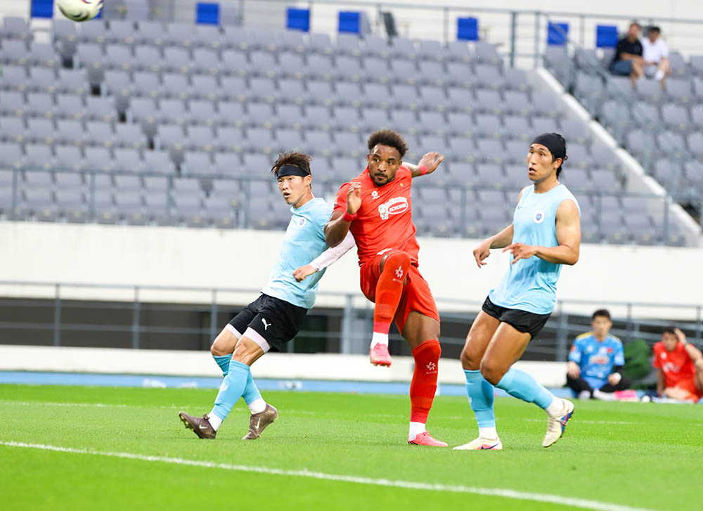 Nguyễn Xuân Son ấn định chiến thắng 2-1 cho đội tuyển Việt Nam bằng pha đánh đầu trong hiệp hai. Ảnh: VFF