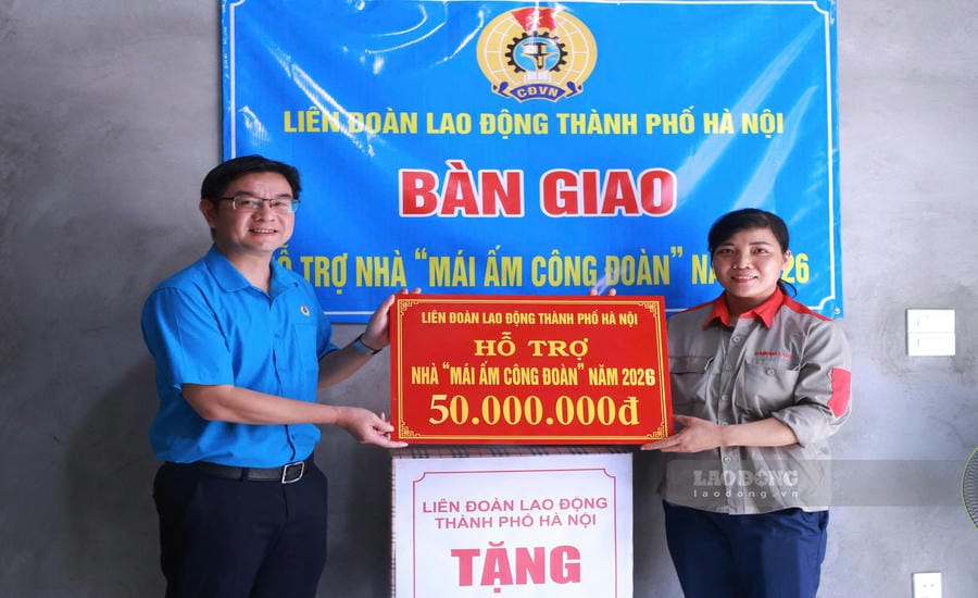 On the morning of July 8, Mr. Nguyen Van Thang - Member of the Standing Committee of the Vietnam General Confederation of Labour, Chairman of the Hanoi City Labor Federation - presented funds for building a Trade Union Shelter and gifts from the Hanoi City Labor Federation to Ms. Nguyen Thi Phuong Thanh. Photo: Ngoc Anh