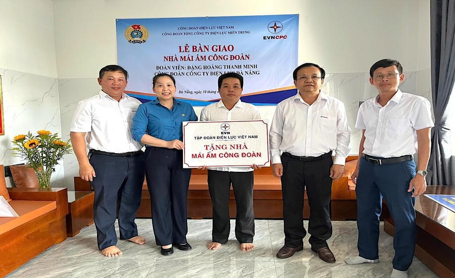 EVNCPC Trade Union, PC Da Nang hands over Trade Union Warm House to union member Dang Hoang Thanh Minh. Photo: Vietnam Electricity Trade Union