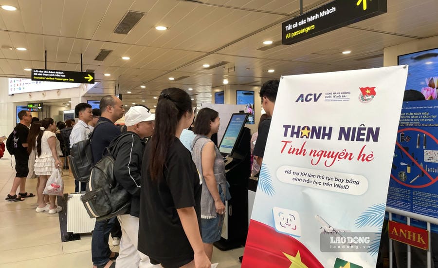 Passengers check in through a biometric kiosk at terminal T1 of Noi Bai airport. Photo: Thanh Binh