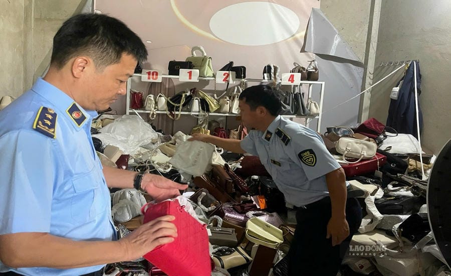 Functional forces inspect business households and discover many violations of trademark counterfeiting. Photo: Quang Tri Provincial Market Management Department