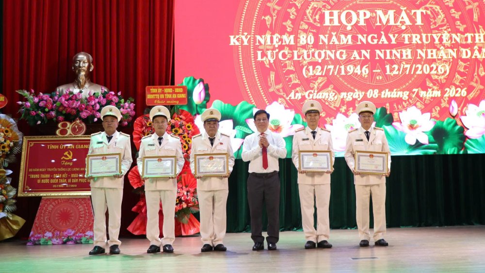 Chủ tịch UBND tỉnh Hồ Văn Mừng tặng Bằng khen cho các tập thể, cá nhân có thành tích xuất sắc trong huấn luyện, chiến đấu, xây dựng lực lượng Công an Nhân dân. Ảnh: Tiến Dũng (Công an An Giang)