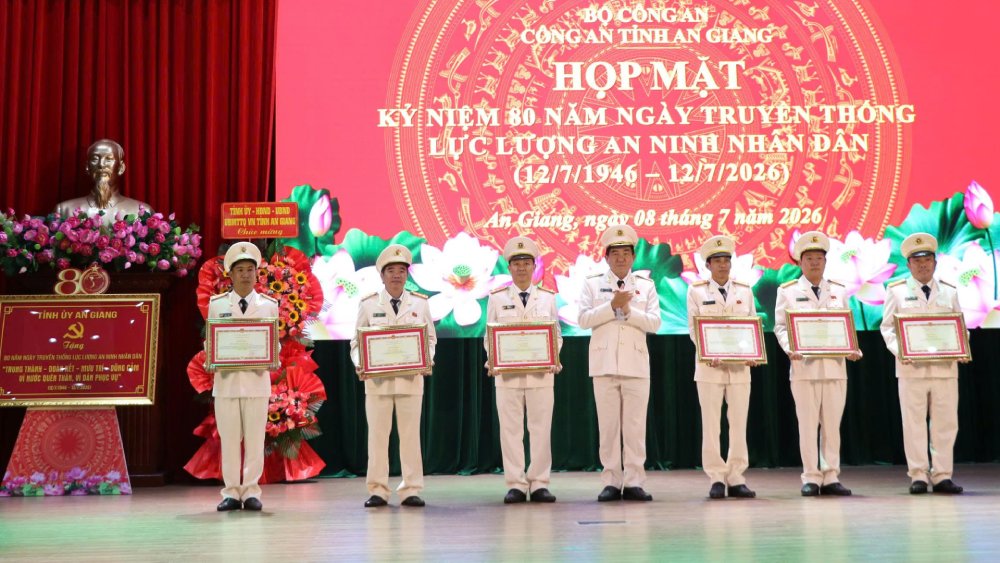 Thiếu tướng Nguyễn Văn Hận trao Bằng khen của Bộ trưởng Bộ Công an cho các tập thể, cá nhân có thành tích xuất sắc trong công tác, chiến đấu. Ảnh: Tiến Dũng (Công an An Giang)