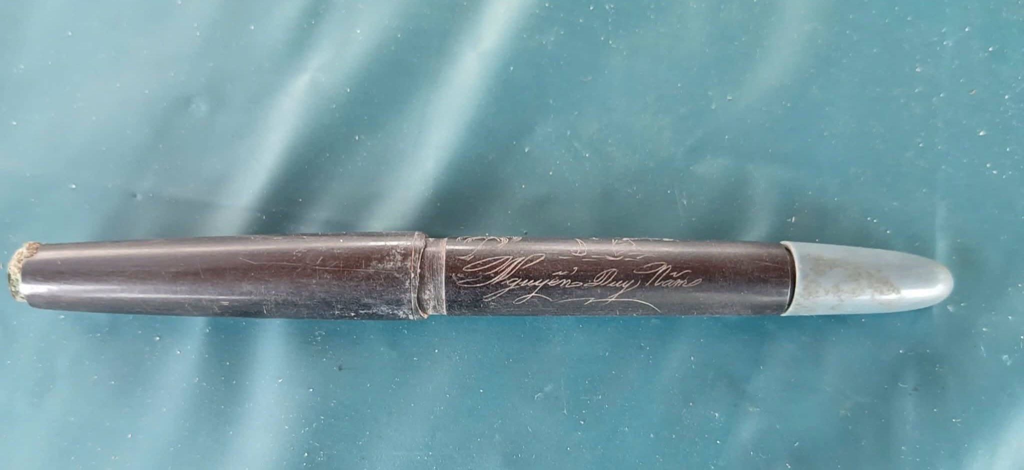 Discovering a pen engraved with a martyr's name at Phu Vang Commune Cemetery (Hue City). Photo: Phu Vang Commune People's Committee provided
