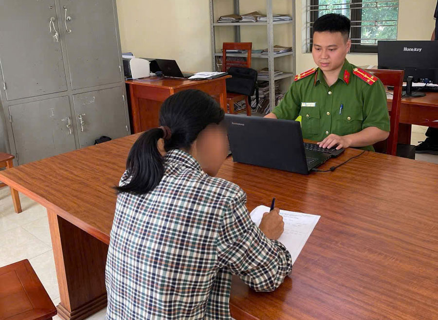 Xử phạt 750.000 đồng người phụ nữ vứt rác thải bừa bãi. Ảnh: Công an Lào Cai cung cấp