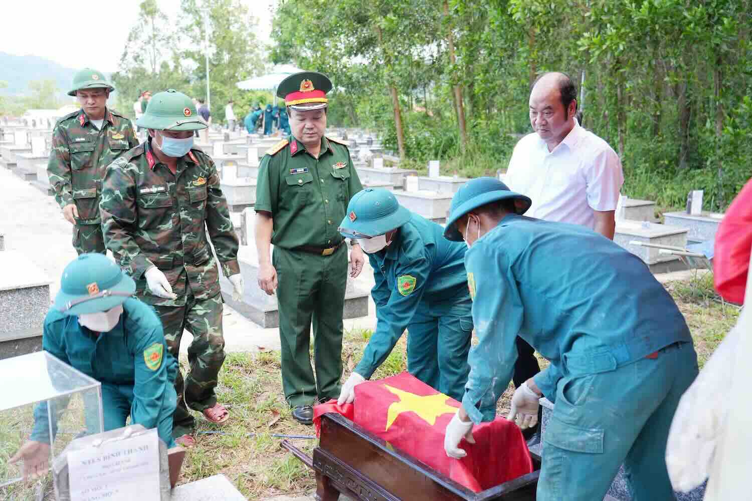 Vice Chairman of Hue City People's Committee Nguyen Van Manh (white shirt) inspects the martyr DNA sampling campaign. Photo: Hue City People's Committee provided