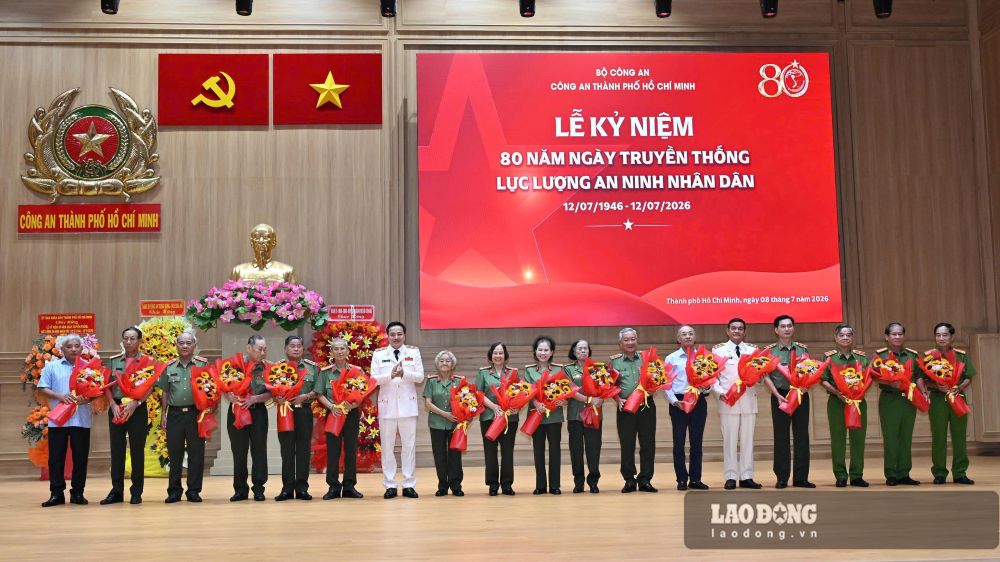 Trung tướng Mai Hoàng, Giám đốc Công an Thành phố Hồ Chí Minh tri ân các thế hệ lãnh đạo, cán bộ của lực lượng An ninh nhân dân thuộc Công an TPHCM. Ảnh: Anh Tú
