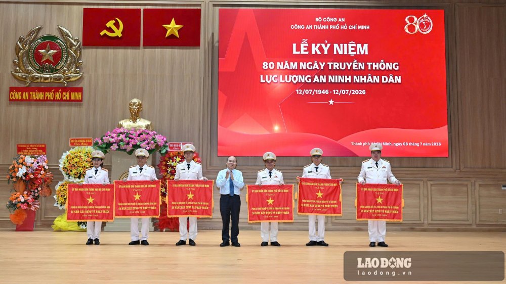 Phó Chủ tịch UBND TPHCM Trần Văn Bảy tặng Cờ truyền thống cho các tập thể. Ảnh: Anh Tú