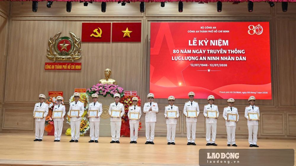 Lieutenant General Mai Hoang - Director of Ho Chi Minh City Police - awarded commendations to collectives and individuals with outstanding achievements. Photo: Anh Tu
