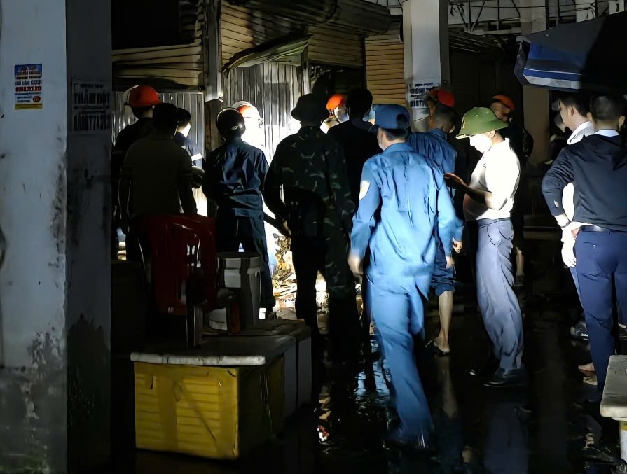 Sau khi dập tắt đám cháy, lực lượng chức năng đã chuyển những hàng hóa còn sót lại ra ngoài. Ảnh: UBND phường Đồng Sơn