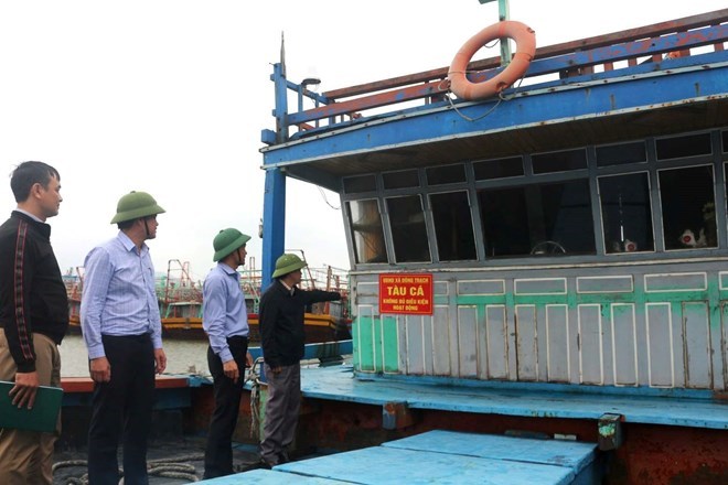 Functional forces in Quang Tri inspect fishing vessels that do not meet operating conditions. Photo: Quang Tri Border Guard