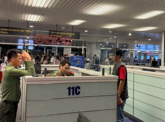 The Immigration Management Department coordinates with the Police of Noi Bai International Airport Border Gate to carry out procedures for deporting 1 Korean national. Photo: Hung Yen Provincial Police