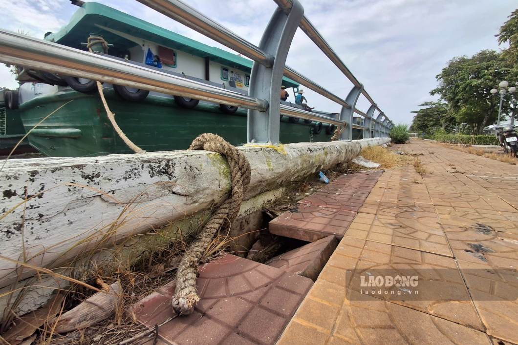 Sà lan buộc dây vào bờ kè. Ảnh: Tạ Quang