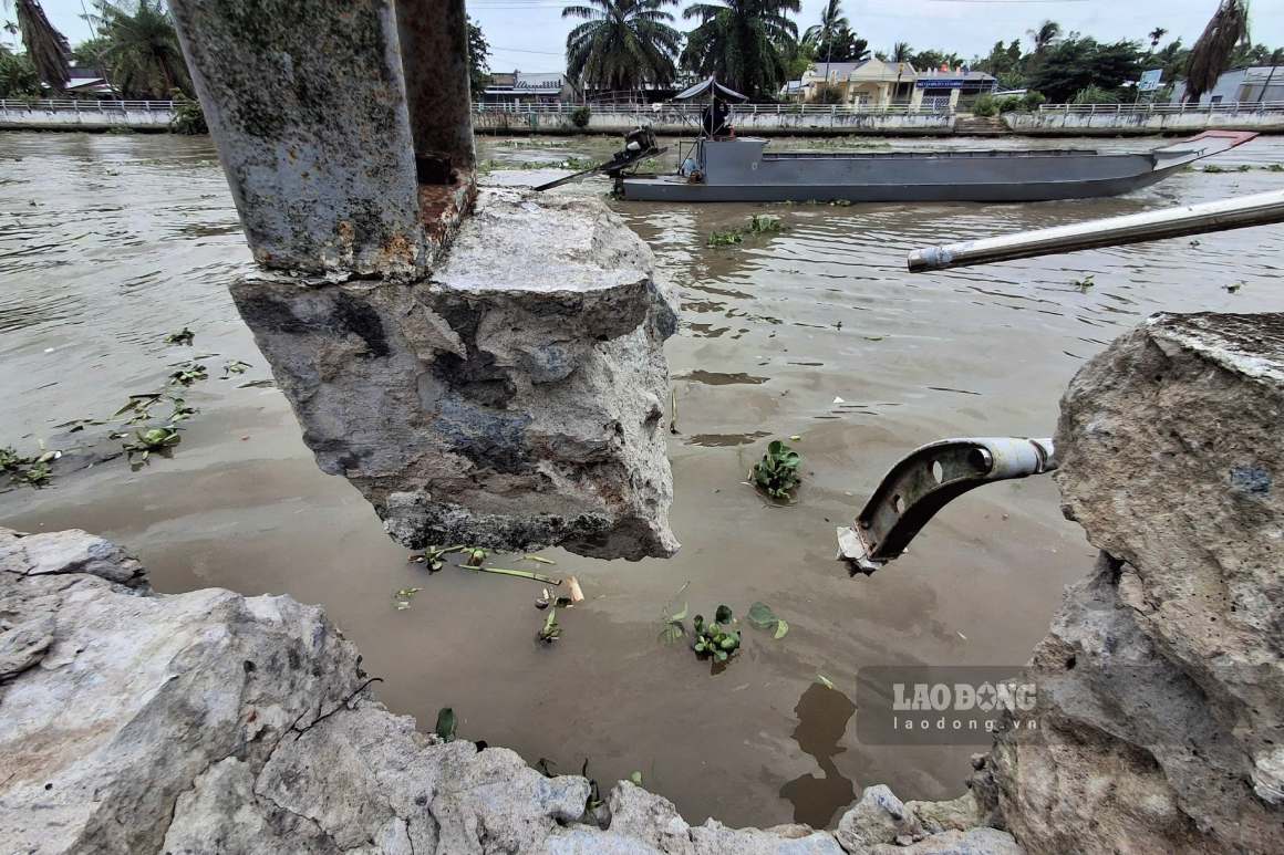 Muchos tramos del malecón a lo largo del canal Xáng Xà No se encuentran en estado de grietas, roturas, caídas, hundimientos, lo que plantea un riesgo potencial de inseguridad para la población. Foto: Tạ Quang