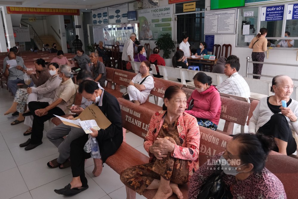 De nombreux établissements médicaux de base rencontrent encore des difficultés, ont besoin d'investir dans des équipements et d'ajouter du personnel comptable. Photo: Phong Linh.