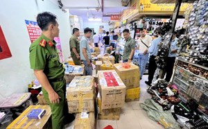 Hàng nghìn thiết bị điện tử không rõ nguồn gốc bị tạm giữ ở TPHCM. Ảnh: Quản lý thị trường cung cấp