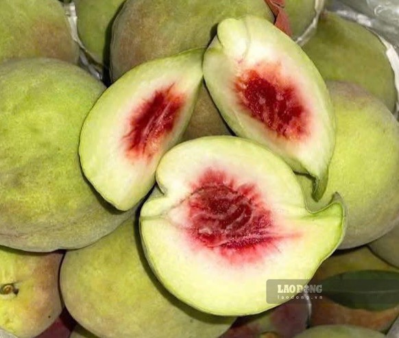 Peach is a fruit that is in season and can support bright and healthy skin. Photo: Kieu Vu