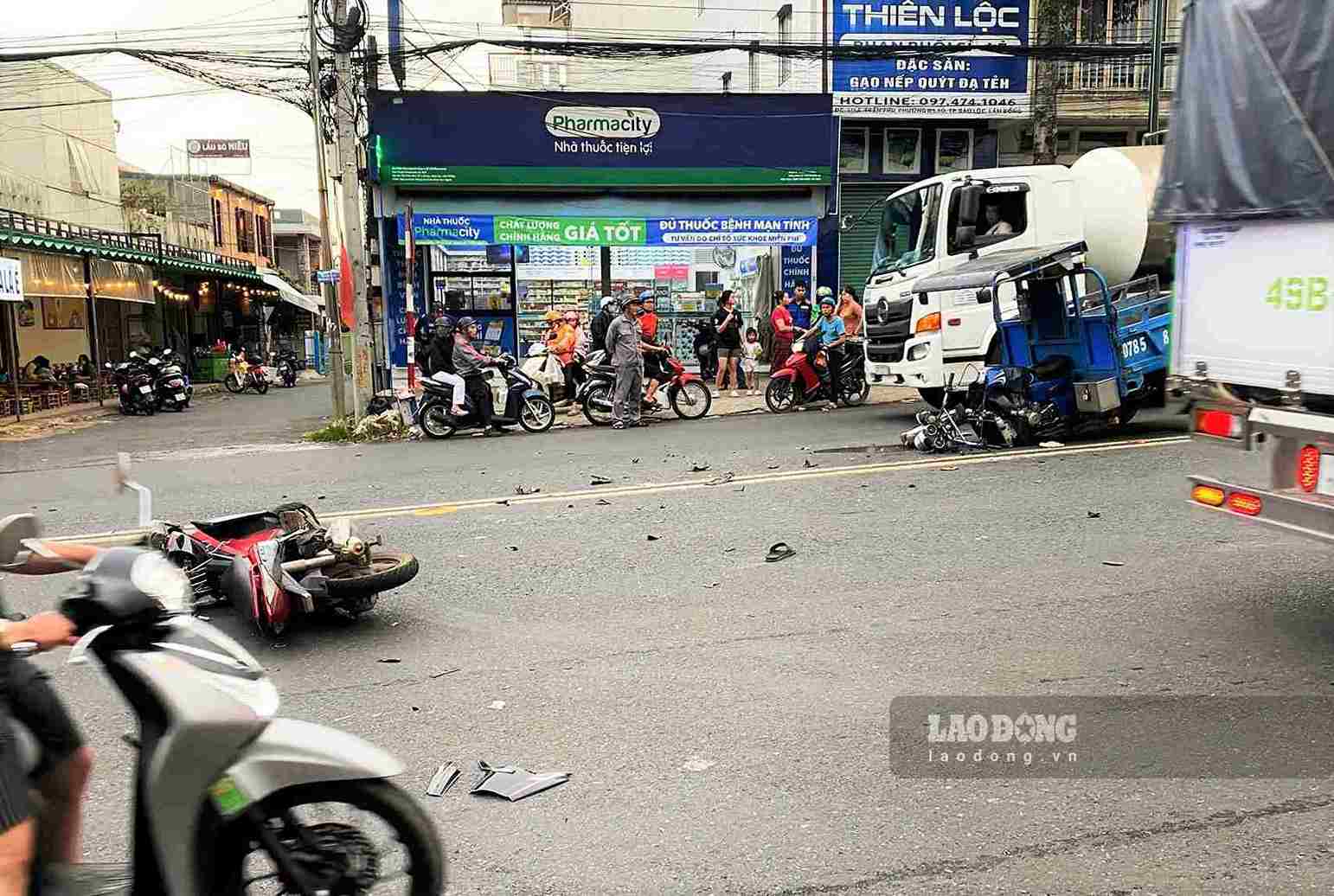 A traffic accident related to a three-wheeled vehicle. Photo: Phuc Khanh