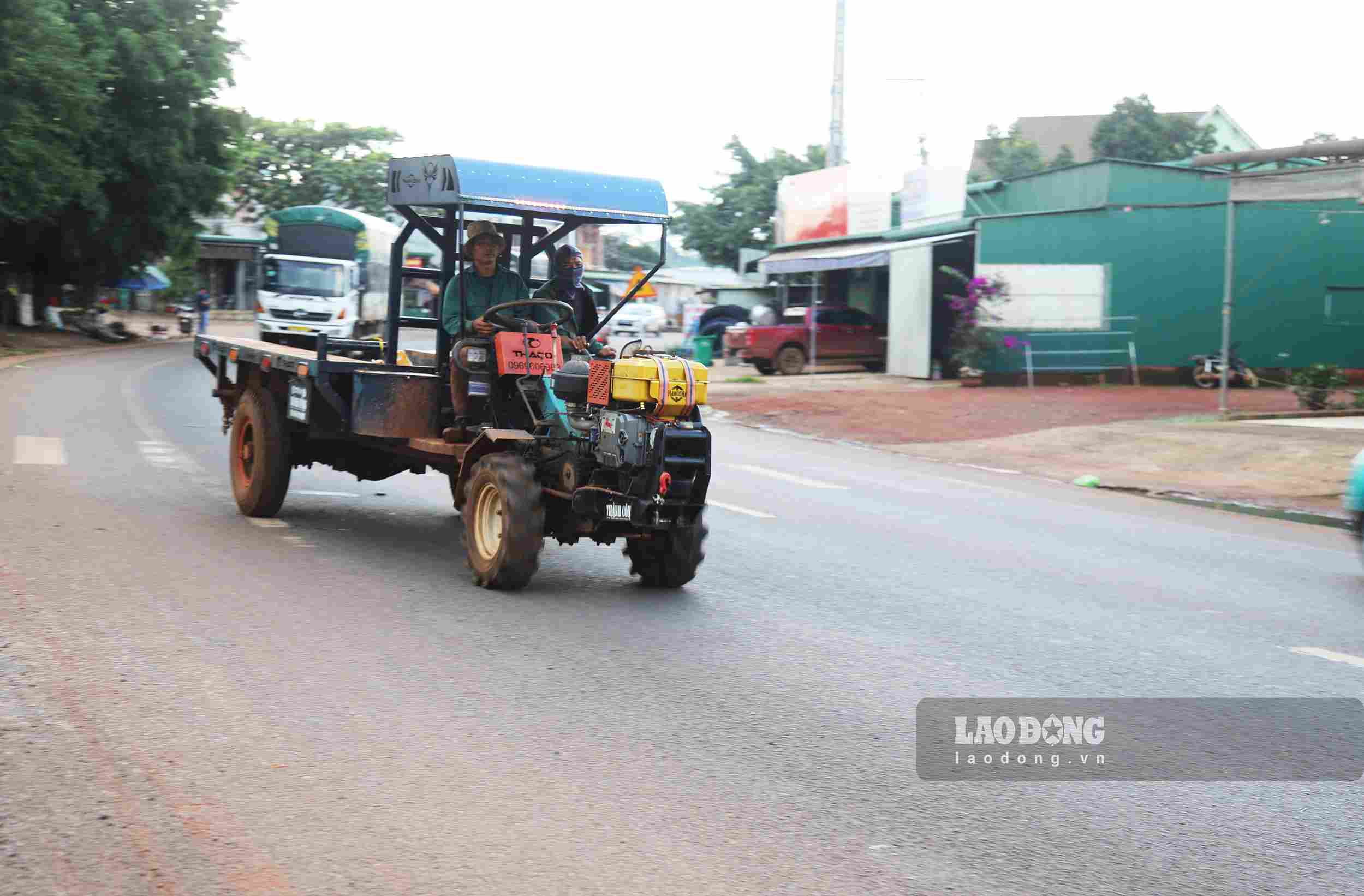 Xe công nông thường xuyên lưu thông trên đường Hồ Chí Minh là mối nguy hiểm tiềm ẩn nguy cơ tai nạn giao thông. Ảnh: Phúc Khánh