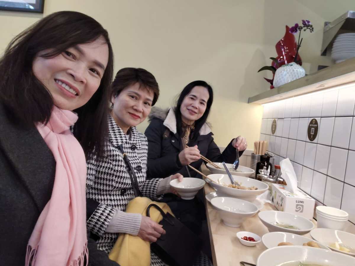 Khách Việt thích thú khi được thưởng thức hương vị quê hương tại nước ngoài. Ảnh: Nhân vật cung cấp