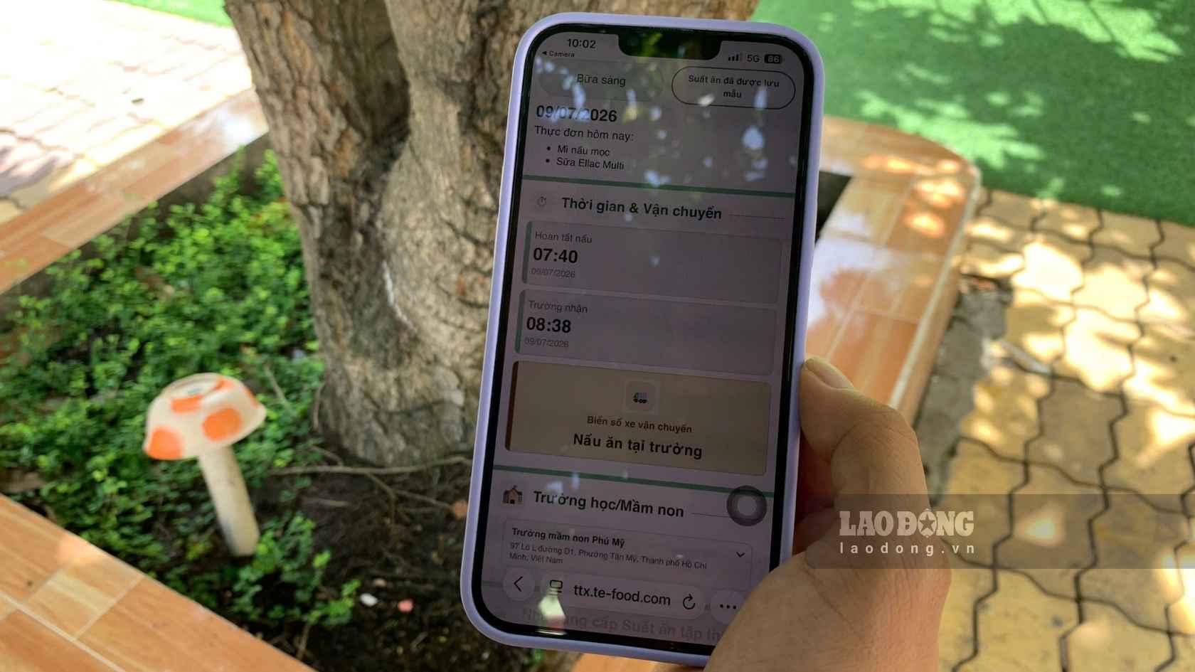 Thông tin về nguồn gốc sản phẩm, nhà cung cấp được thể hiện rõ khi phụ huynh quét mã QR. Ảnh: Ngọc Lê