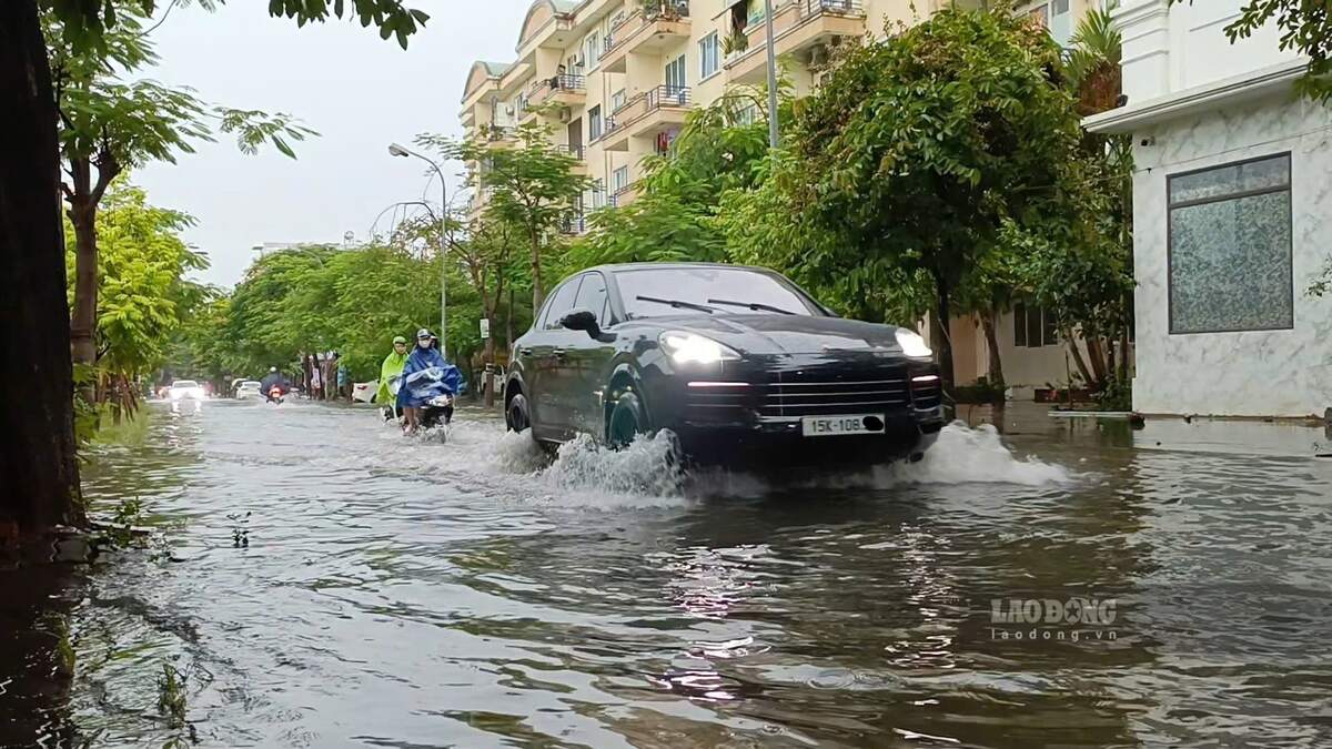 Nguyen Tat To street, Hai Phong city deeply flooded after heavy rain. Photo: Mai Dung