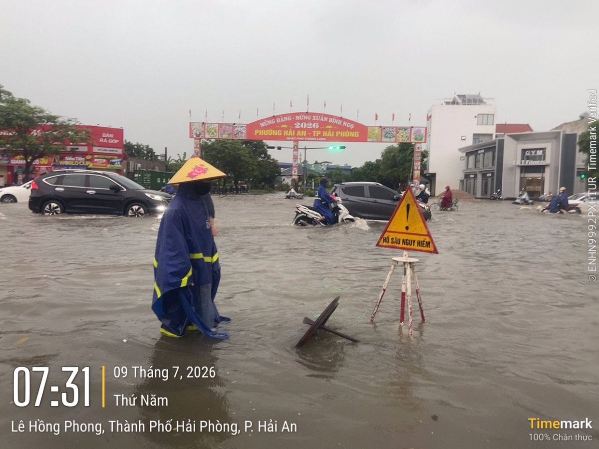 Tuyến đường Lê Hồng Phong ngập sâu. Ảnh: Quỳnh Anh
