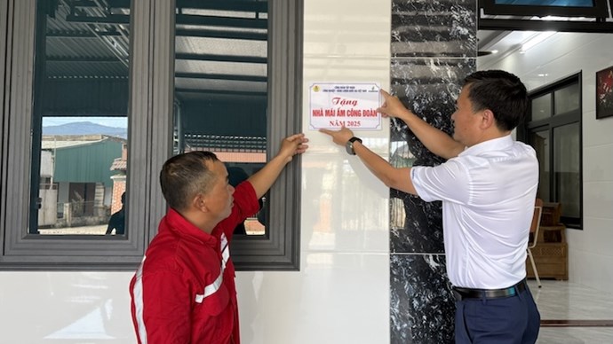 Ông Vũ Anh Tuấn - Phó Chủ tịch Công đoàn Petrovietnam gắn biển công trình, bàn giao Mái ấm Công đoàn cho gia đình anh Nguyễn Văn Thành. Ảnh: CĐ Petrovietnam cung cấp