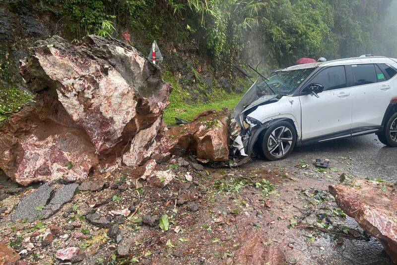 Stones fall on a car on National Highway 279D, Cao Pha slope section, Muong Bu commune, Son La province, causing heavy damage. Photo: Muong Bu Commune People's Committee