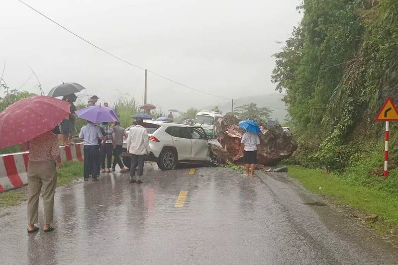 Đá rơi trúng xe ô tô trên Quốc lộ 279D, đoạn dốc Cao Pha, xã Mường Bú. Ảnh: UBND xã Mường Bú