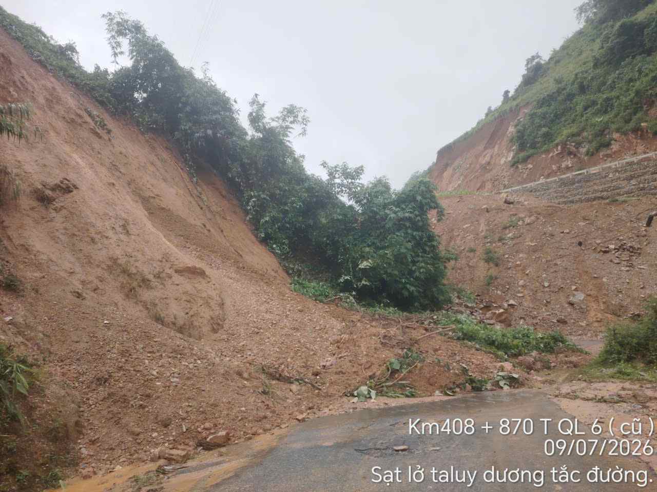 Heavy rain causes landslides and traffic disruption at Km408+870 on National Highway 6 through Dien Bien province. Photo: Road Company 226