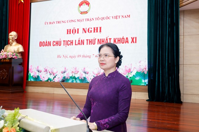 Phó Chủ tịch - Tổng Thư ký Hà Thị Nga trình bày Tờ trình xin ý kiến về dự thảo Quy chế hoạt động của Ủy ban Trung ương, Đoàn Chủ tịch, Ban Thường trực Ủy ban Trung ương MTTQ Việt Nam khoá XI, nhiệm kỳ 2026 - 2031. Ảnh: MTTQ