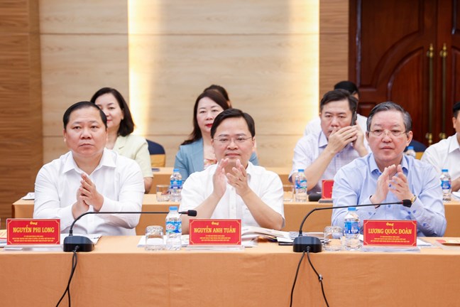 Từ trái qua: Đồng chí Nguyễn Phi Long , Ủy viên Trung ương Đảng, Phó Bí thư Thường trực Đảng ủy Mặt trận Tổ quốc, các đoàn thể Trung ương, Phó Chủ tịch Ủy ban Trung ương Mặt trận tổ quốc Việt Nam; Đồng chí Nguyễn Anh Tuấn, Ủy viên Trung ương Đảng, Ủy viên Ban Thường vụ Đảng ủy MTTQ, CĐTTƯ, Phó Chủ tịch Ủy ban Trung ương MTTQ Việt Nam, Chủ tịch Tổng Liên đoàn Lao động Việt Nam (phải) và đồng chí Lương Quốc Đoàn, Ủy viên Trung ương Đảng, Ủy viên Ban Thường vụ Đảng ủy MTTQ, CĐTTƯ, Phó Chủ tịch Ủy ban Trung ương MTTQ Việt Nam, Chủ tịch Trung ương Hội Nông dân Việt Nam dự hội nghị. Ảnh: Hữu Chánh