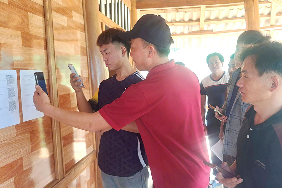 Forest owners in Dien Bien use smartphones to scan QR codes to access forest environmental service payment information quickly and conveniently. Photo: Dien Bien Provincial e-Portal