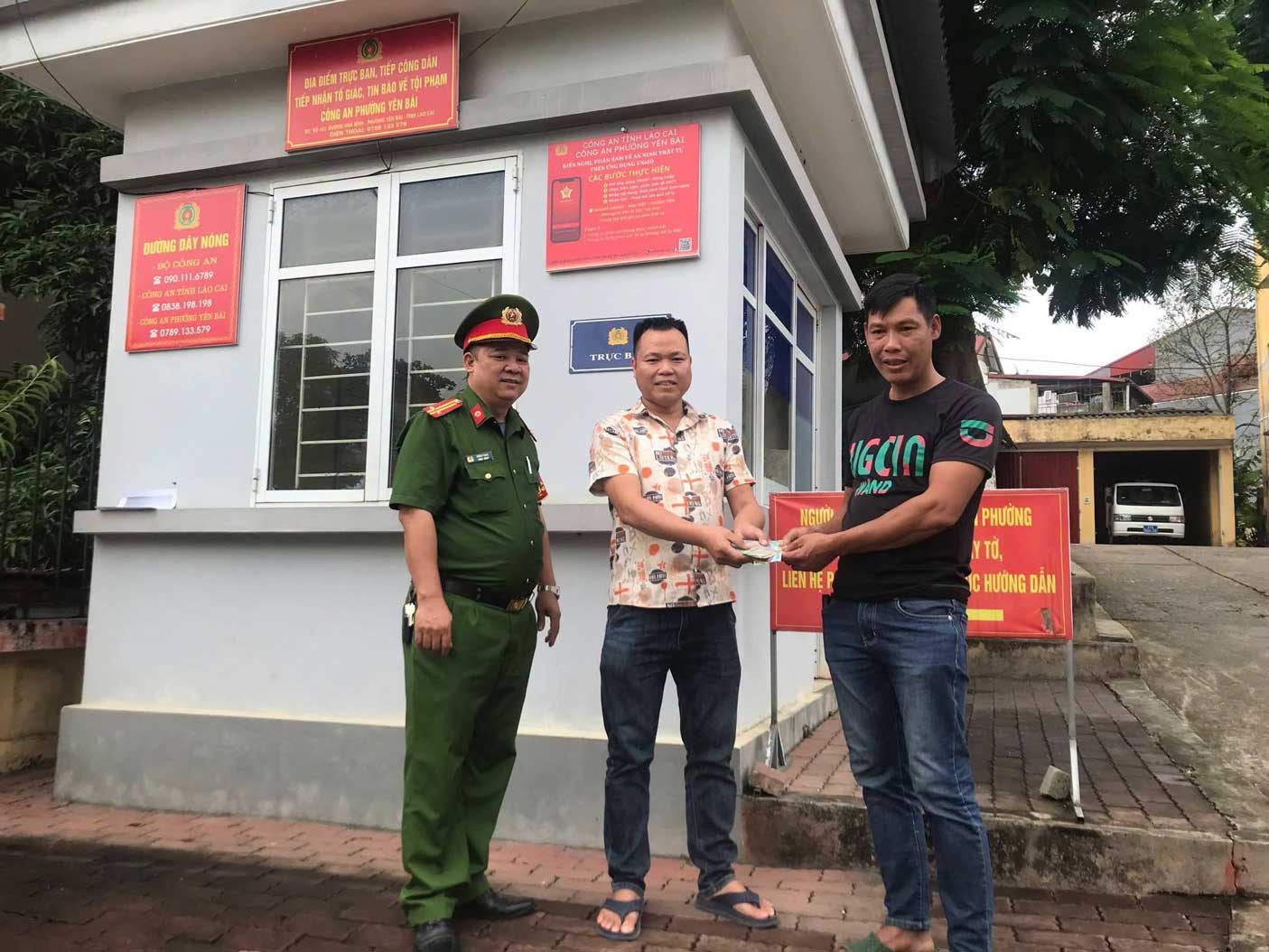 Ward police return the wallet and more than 10 million VND to Mr. Le Van Tam after being picked up and handed over by people. Photo: Yen Bai Ward Police